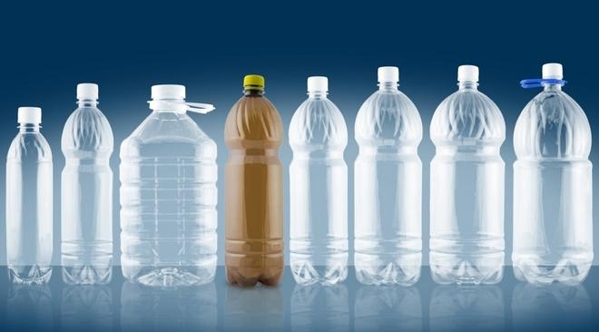 Удобное хранение самогона в пластиковых бутылках перевешивает все запреты.